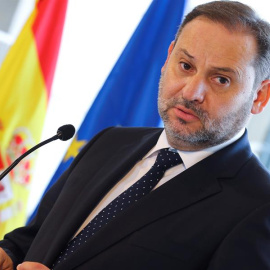 El ministro de Transportes, José Luis Ábalos, durante la rueda de prensa que ofreció este viernes con el ministro de Migraciones, y José Luis Escrivá, y el presidente del Gobierno de Canarias, Ángel Víctor Torres, tras visitar el centro de Salvamen