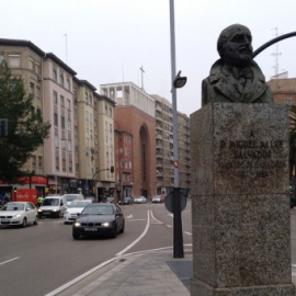 : El busto de Miguel Allué Salvador, presidente de la Diputación de Zaragoza desde un mes después de empezar la guerra civil hasta un año después de terminar, sigue en la avenida Goya de la capital aragonesa