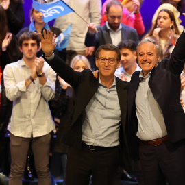 29/11/2022 El presidente del Partido Popular, Alberto Núñez Feijóo, y el presidente del PP de Aragón y alcalde de Zaragoza, Jorge Azcón, intervienen en el acto 'En defensa de un gran país'