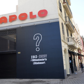 Exterior de la sala Apolo, que acumula mesos tancada.