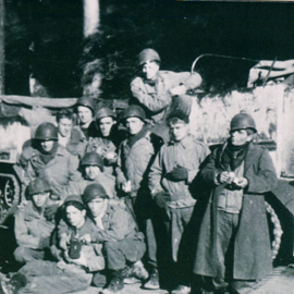 19/12/22 Víctor Lantes, sentado, con unos compañeros.