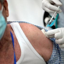 Un hombre recibe la vacuna de Pfizer en el pabellón de Expocoruña en A Coruña este martes, donde ha comenzado la vacunación de los vecinos del área sanitaria de 75 a 79 años.