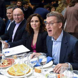 El presidente del PP, Alberto Núñez Feijóo y la presidenta de la Comunidad de Madrid, Isabel Díaz Ayuso, durante la cena de Navidad del PP madrileño.