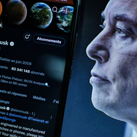 Una vista de la cuenta de Twitter del empresario Elon Musk en la pantalla de un teléfono inteligente a 25 de abril del 2022