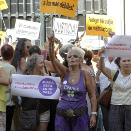 Plataformas en apoyo a Juana Rivas, en busca y captura por no entregar a sus hijos al padre, protestan esta mañana frente al Ministerio de Justicia en Madrid, y en otras ciudades del país, para asegurar la protección de sus hijos. EFE/Darwin Carrión