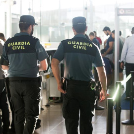 La Guardia Civil custodia los accesos a las puertas de embarque en el aeropuerto de Barcelona, ante el inicio de la huelga de los vigilantes jurados. Los agentes no reciben contraprestación alguna y se sienten utilizados en un conflicto laboral. EFE/Quiq