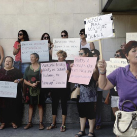 Medio centenar de personas se han concentrado ante las puertas de la Ciudad de la Justicia de València para mostrar su apoyo a Juana Rivas, la mujer de Maracena (Granada) que lleva ilocalizable desde que hace mas de dos semanas incumpliera la orden de en