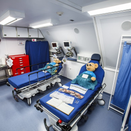 Interior del avión-hospital de oftalmología de Orbis.