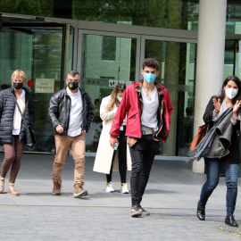 Imatge del Guillem sortint de la Ciutat de la Justícia amb els seus pares i l'advocada d'Alerta Solidària el 14 d'abril de 2021.