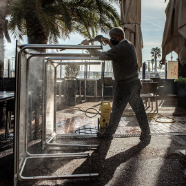 Empleados y propietarios preparan locales de restauración hoy sábado a la espera del inicio de la desescalada