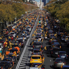 Vista general de la manifestación con vehículos que recorre el Paseo de la Castellana desde Cuzco a Cibeles en Madrid este domingo contra la Ley de Educación (LOMLOE), denominada también 'Ley Celaá', aprobada esta semana en el Congreso