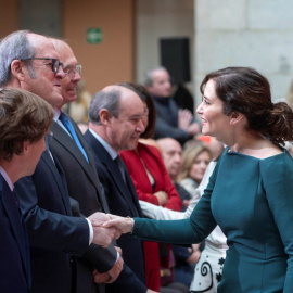 La presidenta de la Comunidad de Madrid, Isabel Díaz Ayuso, y el Defensor del Pueblo, Ángel Gabilondo, se saludan durante el acto homenaje a la Constitución Española en la Real Casa de Correos, a 2 de diciembre de 2022, en Madrid.