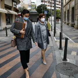 La delegada del gobierno de Ceuta, Salvadora Mateos (d), a su llegada al Palacio de la Justicia de Ceuta, a 13 de diciembre de 2021, en Ceuta (España).