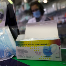 17/11/2020.-Vista de mascarillas desechables en una farmacia madrileña.