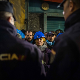 Policías antidisturbios llegan a la calle Argumosa de Madrid para ejecutar el desahucio de Josefa Santiago. -JAIRO VARGAS