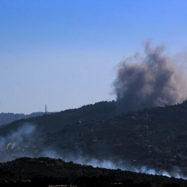 El humo de los bombardeos transfronterizos se eleva sobre las zonas de las aldeas de Kfar Kila y Adisseh, en la frontera sur del Líbano.