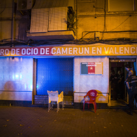 Agentes de la Policía Local de Valencia, en el local del centro cultural camerunés. EVA MÁÑEZ