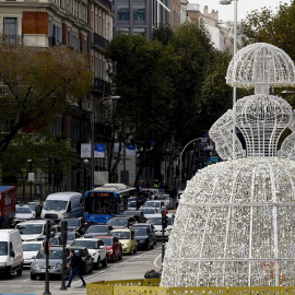 Una menina hecha con luces decora la madrileña plaza de Colón, este jueves, de cara a las fiestas navideñas.