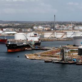 Buques petroleros atracados en la terminal de PDVSA de su refinería en la isla de Curazao (Venezuela). REUTERS/Henry Romero