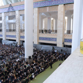 El líder supremo de Irán, Ali Jamenei, se dirige a los fieles en el rezo del viernes, donde se ha rendido homenaje al líder asesinado de Hizbulá, Hasán Nasrala.