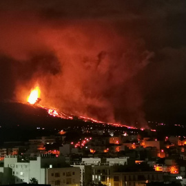 Imagen nocturna del volcán Cumbre Vieja de la isla canaria de La Palma.
