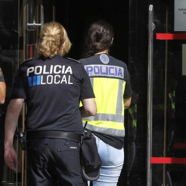 Policías en el Ayuntamiento de Torrelodones en el marco de la Operación Enredadera. EFE/Paolo Aguilar