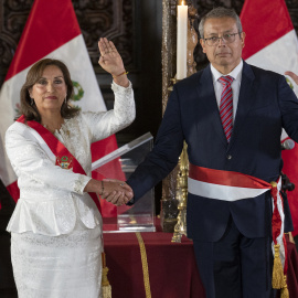La nueva presidenta de Perú, Dina Boluarte, posa con Pedro Angulo, su recién destituido primer ministro, en una imagen de archivo el día de su nombramiento, el 10 de diciembre de 2022.