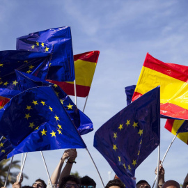 Imagen de archivo de banderas españolas y de la UE.  JORGE ZAPATA (EFE)