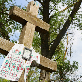 Una cruz en los accesos a Maryanivka. / FERRAN BARBER