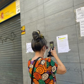 Una mujer delante de una oficina del SEPE. Eduardo Parra / Europa Press