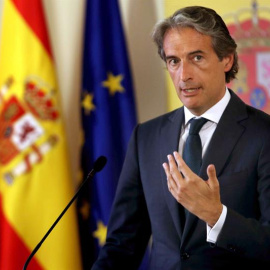 El ministro de Fomento, Íñigo de la Serna, tras presidir este lunes la comisión de seguimiento de la huelga de los vigilantes jurados del aeropuerto de El Prat. EFE/Toni Albir