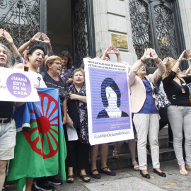 Miembros de varias asociaciones de mujeres, entre las que destacan el Foro de Madrid contra la Violencia a las Mujeres, la Plataforma 7N, la Plataforma 25 de Noviembre contra la Violencia de Género de Granada y la Red Estatal contra la Violencia de Géne