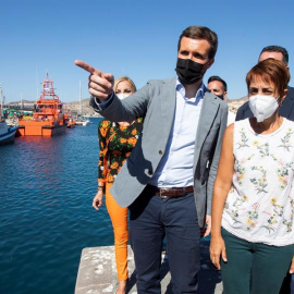 El presidente del Partido Popular, Pablo Casado, que este sábado se ha acercado el muelle de Arguineguín, donde hay 860 inmigrantes, ha acusado al Gobierno español del colapso migratorio que se produce en Canarias, y ha criticado que se pase "del Open 