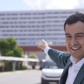 El presidente de la Junta de Andalucía, Juanma Moreno, señala el Hospital Militar de Sevilla. Imagen de Archivo.