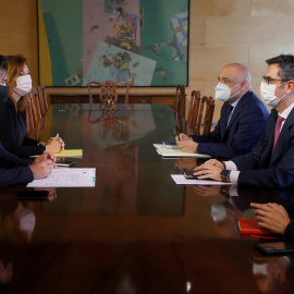 21/09/2021.- El ministro de la Presidencia, Félix Bolaños (d), durante la reunión mantenida este martes con el portavoz de ERC en el Congreso, Gabriel Rufián (i), este martes en el Congreso. Bolaños inicia este martes con el PP y ERC la ronda de cont
