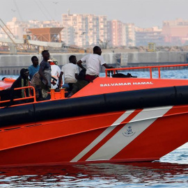 Una embarcación de Salvamento Marítimo llega al puerto de Almería con 57 migrantes hace unos días. EFE/Carlos Barba