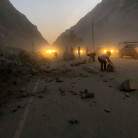 Así ha quedado una carretera después de que se hayan deslizado las rocas de un muro por el terremoto / Reuters