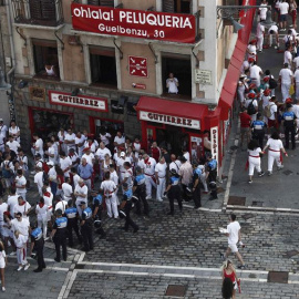 Efectivos de la Policía Municipal desalojan a los más madrugadores que han acudido a la Plaza del Ayuntamiento para proceder a un registro y así evitar que se introduzcan elementos que pudieran resultar dañinos durante el lanzamiento del cohete anunci
