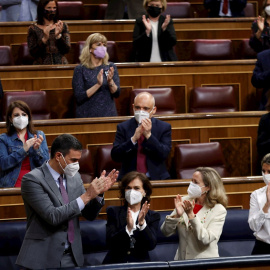 14/04/2021.- El presidente del Gobierno, Pedro Sánchez (i) es aplaudido por la bancada socialista y los miembros del Gobierno tras su intervención este miércoles al Congreso donde ha defendido el Plan de Recuperación, Transformación y Resiliencia de 