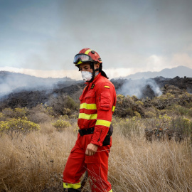 Un bombero en las inmediaciones del núcleo urbano de Todoque, momentos antes de la aproximación de la lava del volcán de La Palma, a 21 de septiembre de 2021.