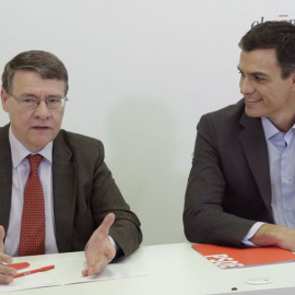 Jordi Sevilla con Pedro Sánchez. EFE/Archivo