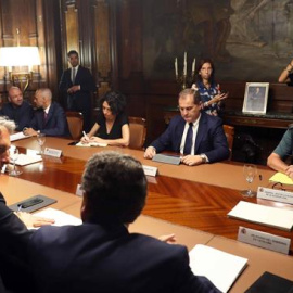 Reunió del comitè de crisi de l'aeroport. EFE/Toni Albir