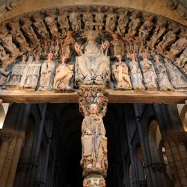 28/06/2018.- Detalle de la figura sedente del Apóstol Santiago en el parteluz del Pórtico de la Gloria, cuyos trabajos de restauranción han sido mostrados hoy tras una inversión millonaria y más de diez años de minuciosos trabajos para completar la 