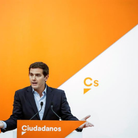 El presidente de Ciudadanos, Albert Rivera, durante la rueda de prensa posterior a la reunión del Comité Permanente del partido celebrada hoy en la sede madrileña de la formación naranja. EFE/Emilio Naranjo