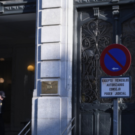 Una señal de prohibido aparcar en la entrada del Consejo general del Poder Judicial, en el edificio del Tribunal Supremo, en Madrid. E.P./Fernando Sánchez