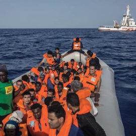 Fotografía facilitada por Proactiva Open Arms, del rescate de 60 migrantes frente a las costas de Libia, los cuales viajan en la embarcación Open Arms rumbo al Puerto de Barcelona/EFE