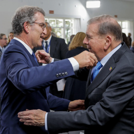 El presidente del Partido Popular, Alberto Núñez Feijóo (i), saluda al líder opositor venezolano Edmundo González (d) antes de su intervención en el Foro La Toja.