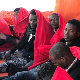 Migrantes rescatados de dos pateras en el Estrecho. SALVAMENTO MARÍTIMO/Archivo