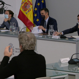 Sánchez preside la reunión del estudio de los proyectos de vacuna