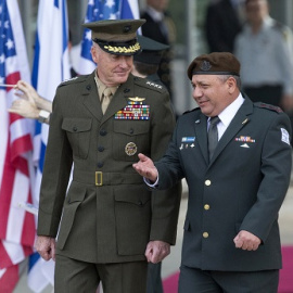 El jefe del ejército israelí Gadi Eizenkot, a la derecha, y su homólogo estadounidense Joseph Dunford en una imagen de archivo. / AFP - JACK GUEZ